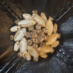 Elegant Weiss Cream and Gold Brooch